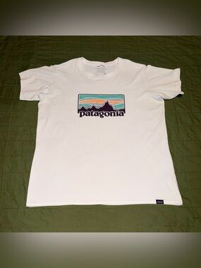 Patagonia Capilene®Cool Daily Graphic Shirt Sticker Radical White Women’s Size-L